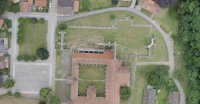 Senkrechtaufnahme des Kreuzgangs und Kirchenruine (Bildmitte) mit den rekonstruierten Fundamenten (Sommer 2020). Die drei Grabungsflächen 2019/20 lagen in der Mitte des Kirchenschiffs.