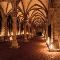 Kreuzgang im Kerzenschein