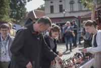 Leistet Beistand beim Shoppen: Bruder Samuel.