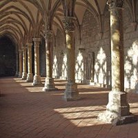 Doppelschiffiger Kreuzgang im Abendlicht